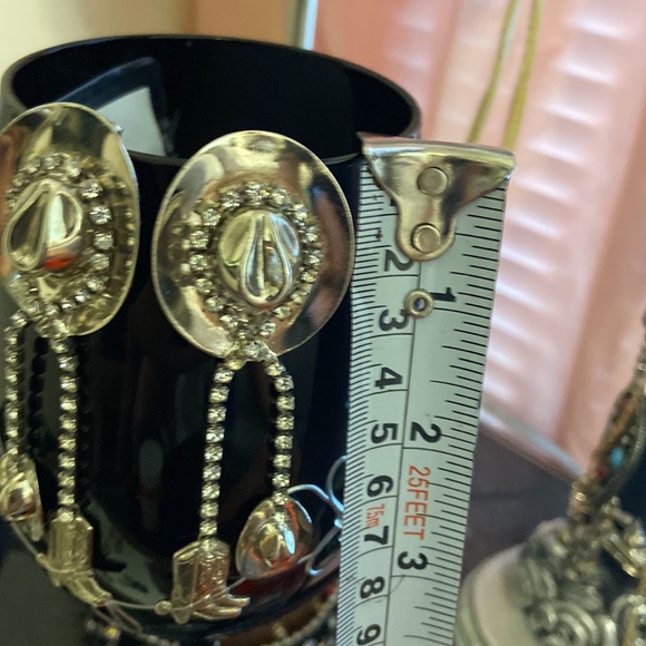 Cow girl crystal dangle earrings - Picture 13 of 13